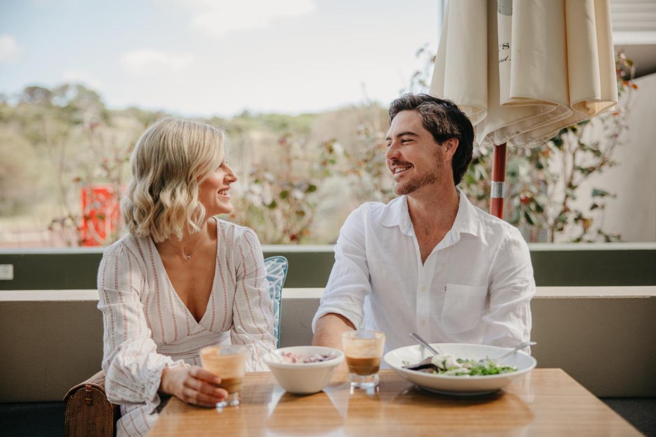 יאלינגופ Smiths Beach Resort מראה חיצוני תמונה A couple dining together