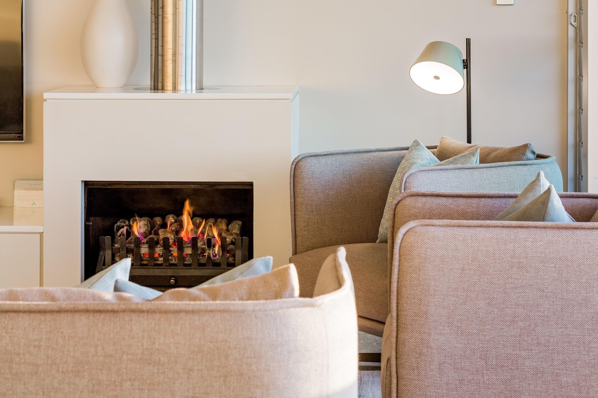 יאלינגופ Smiths Beach Resort מראה חיצוני תמונה A fireplace in a home