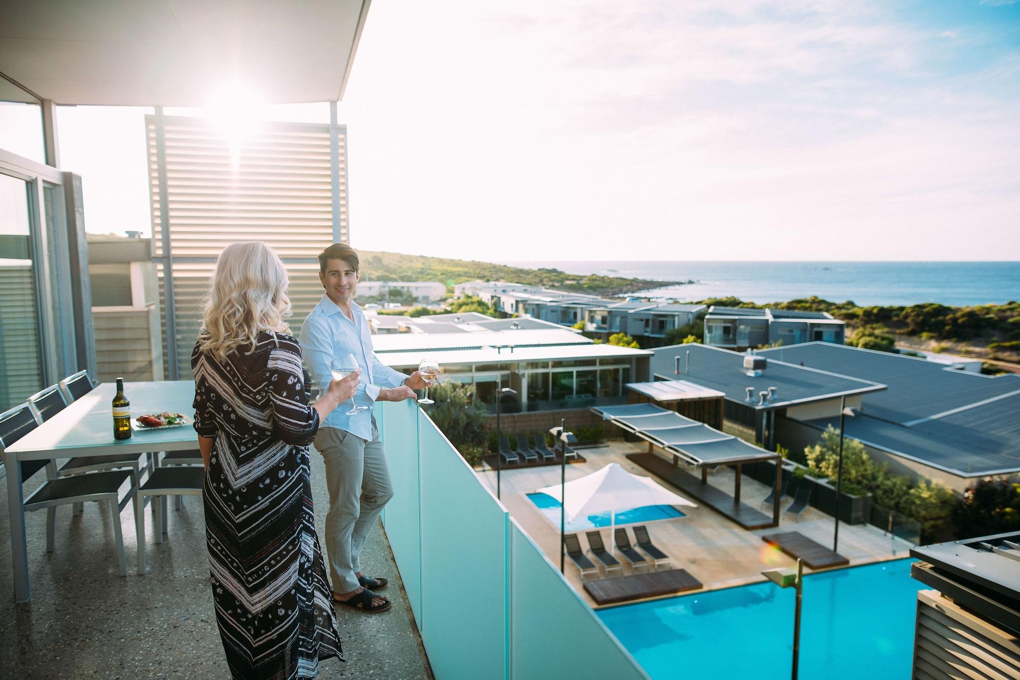 יאלינגופ Smiths Beach Resort מראה חיצוני תמונה A couple standing on a balcony