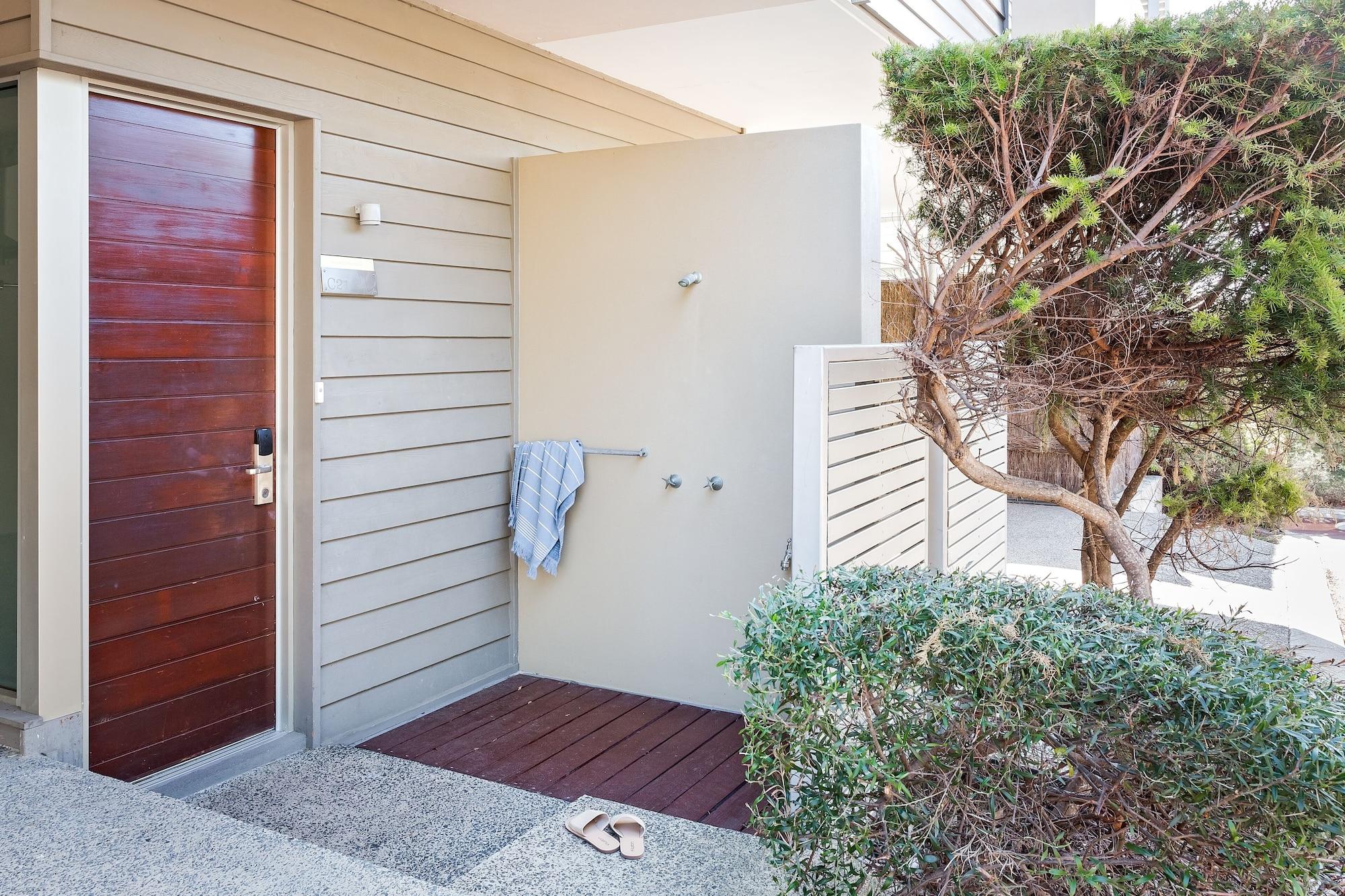 יאלינגופ Smiths Beach Resort מראה חיצוני תמונה Outdoor shower