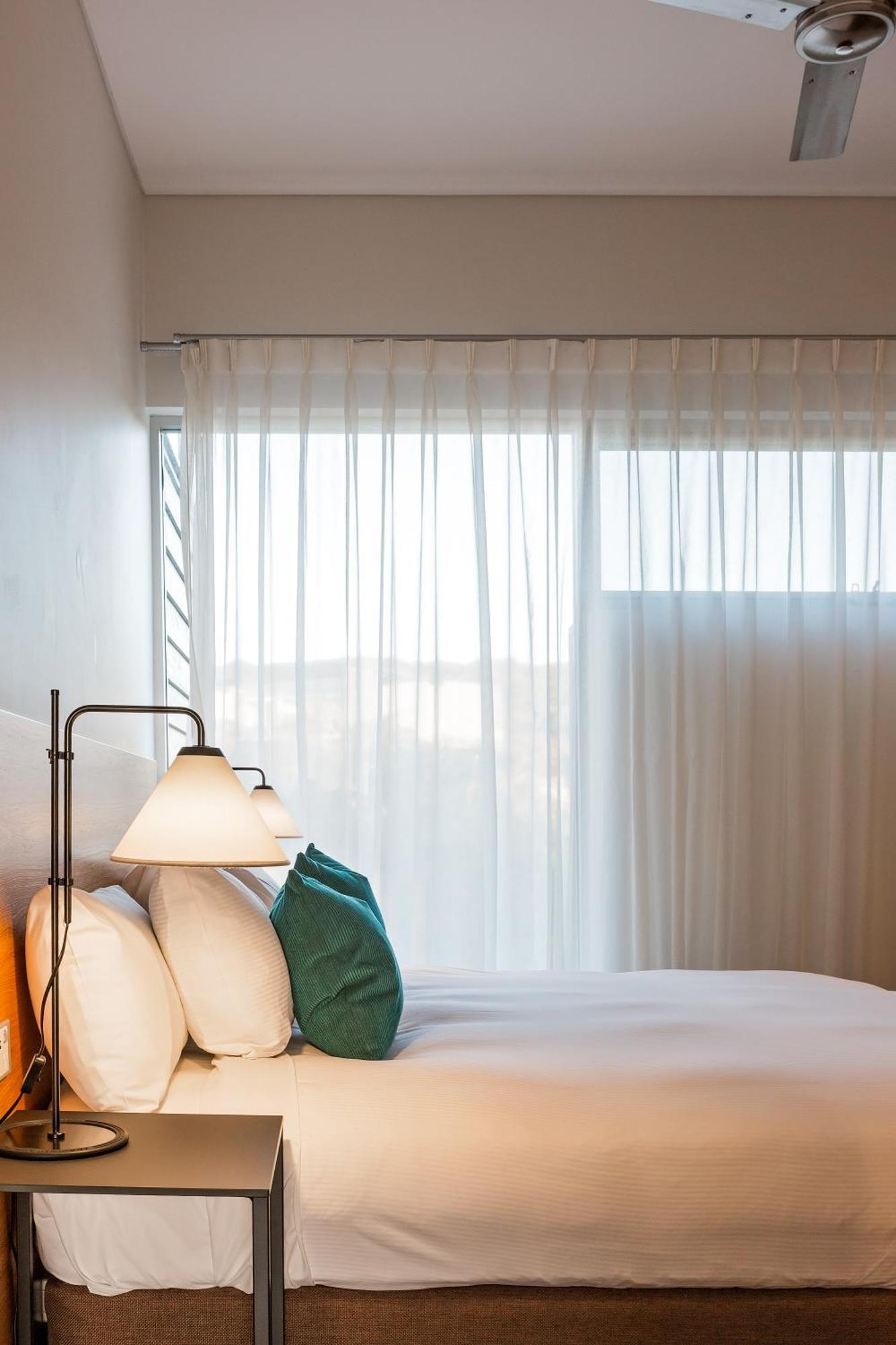 יאלינגופ Smiths Beach Resort מראה חיצוני תמונה A bedroom with a sheer curtain