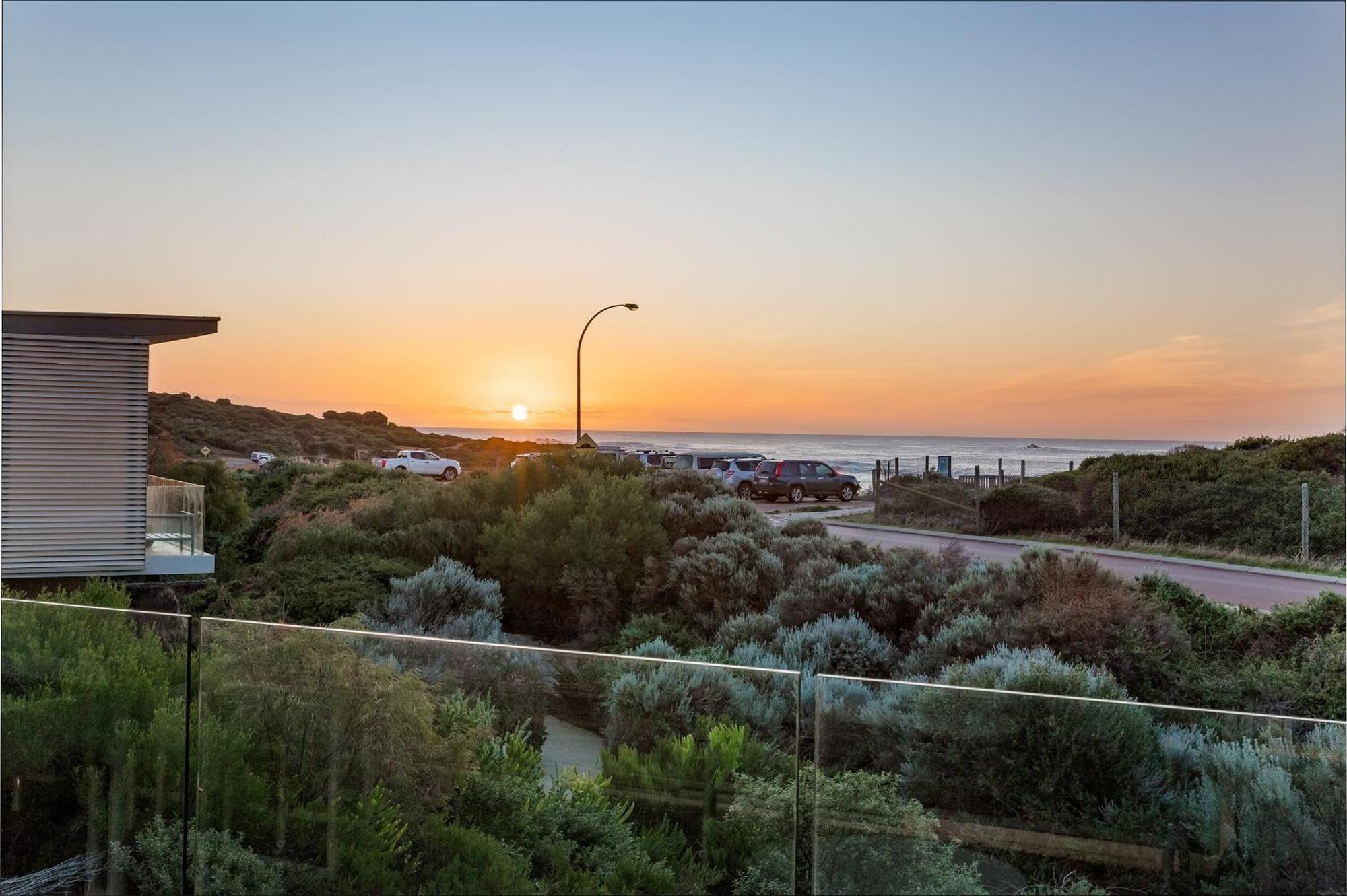 יאלינגופ Smiths Beach Resort מראה חיצוני תמונה Sunset at the Bay of Shoals