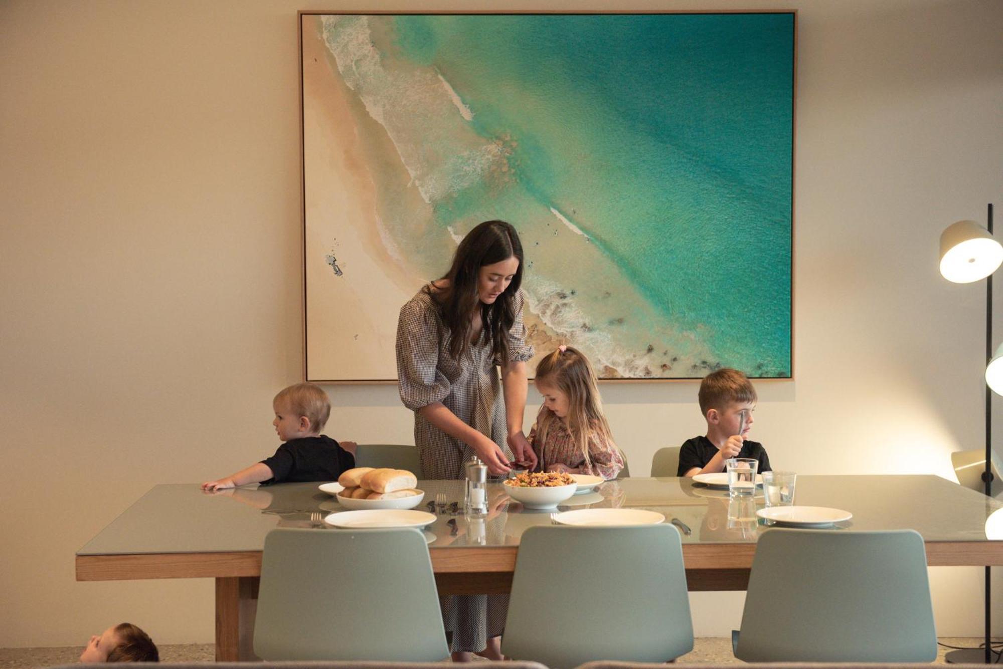 יאלינגופ Smiths Beach Resort מראה חיצוני תמונה A family at the dining table