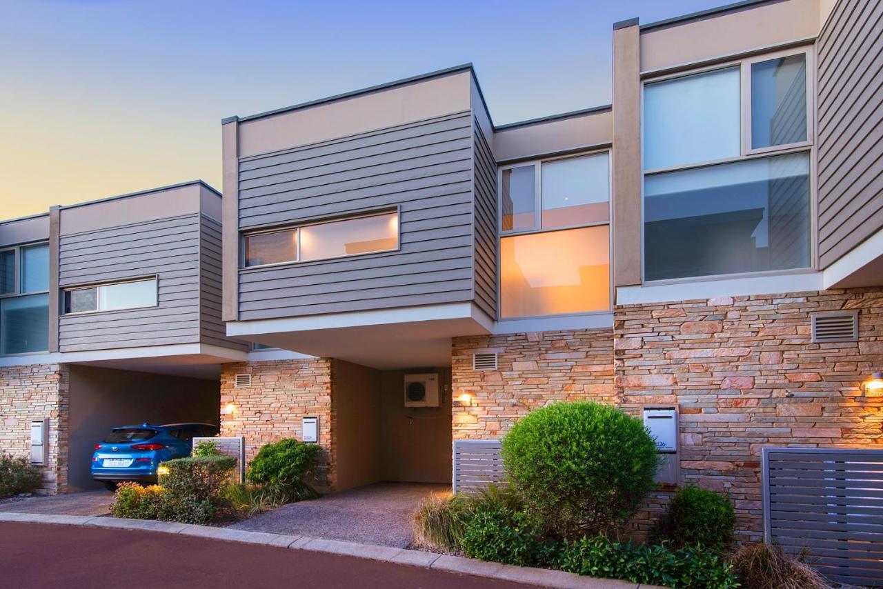 יאלינגופ Smiths Beach Resort מראה חיצוני תמונה Townhouses in the suburb of Randwick, New South Wales, Australia