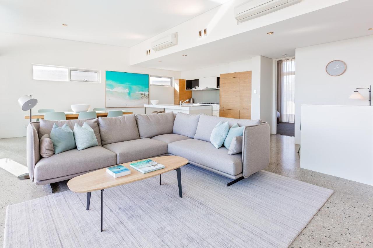 יאלינגופ Smiths Beach Resort מראה חיצוני תמונה A living room in a typical apartment at the complex