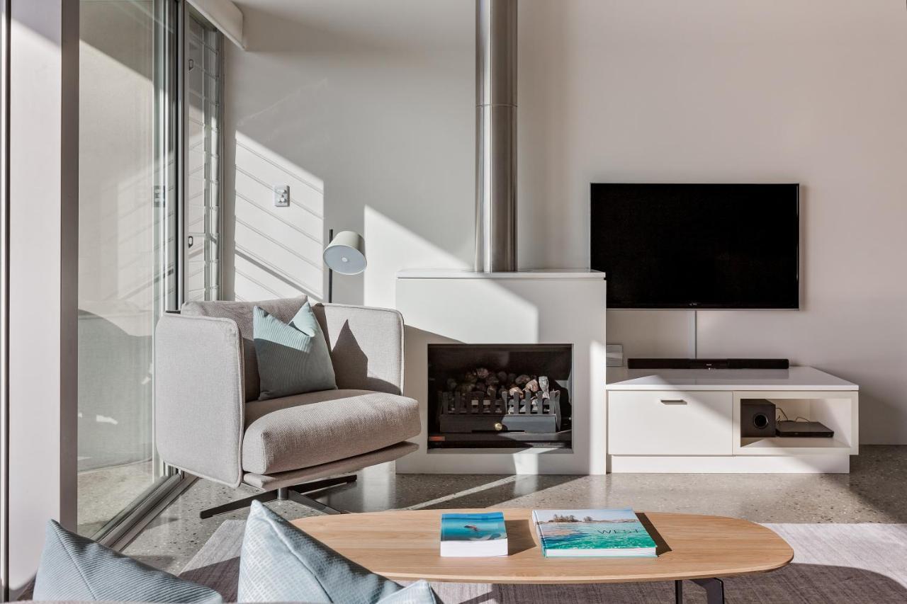 יאלינגופ Smiths Beach Resort מראה חיצוני תמונה A living room with a fireplace